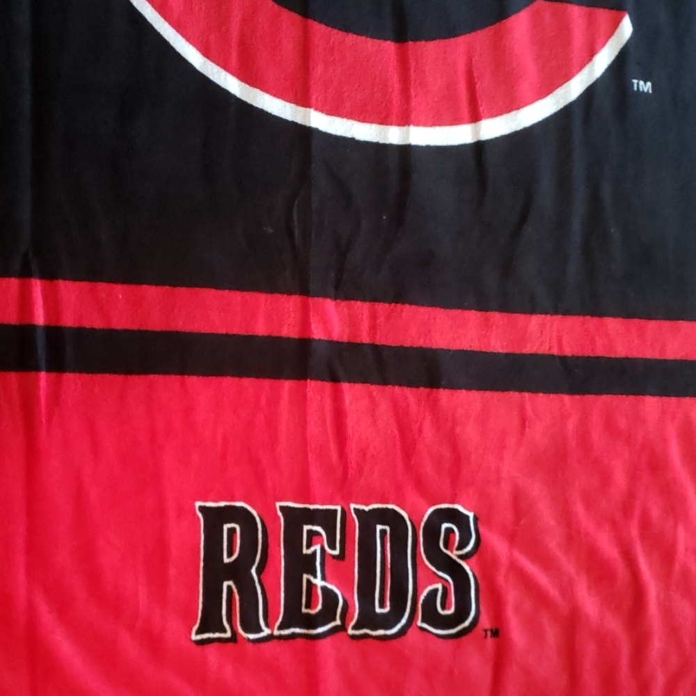 COPY - Cincinnati Reds throw - Picture 4 of 5